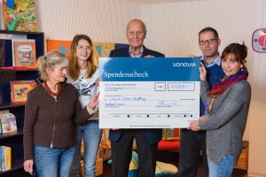 © Andy Ridder Übergabe der Weihnachtsspende der Vonvia an die Ingrid-Ritter-Stiftung V.l.n.r. Inge Kleinert, Bianka Vetter, Dr. Burkhard Köhler, Michael Pfefferkorn, Silke Blankenhaus